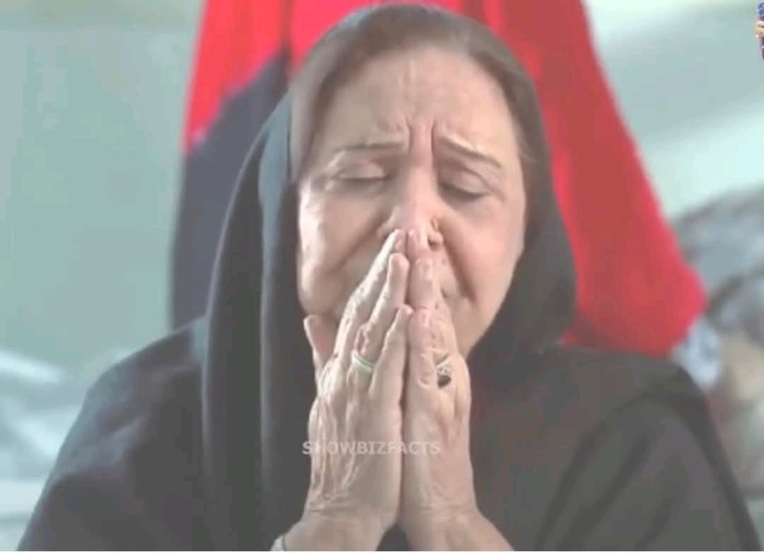 شوبز انڈسٹری سے وابستہ کچھ لوگوں کی ٹائم لائن پر پڑھا کہ عائشہ خان کے بچے بڑے بڑے بنگلوں اور فارم ہاؤسز پر رہ رہے ہیں 
کچھ سال قبل عائشہ خان نے تمام جائیداد بچوں کے نام کر دی تھی جس کے بعد وہ انہیں پوچھتے بھی نہیں تھے، یہی وجہ ہے کہ موت کے بعد ان کی لاش بھی کئی دن تک پڑی رہی اور