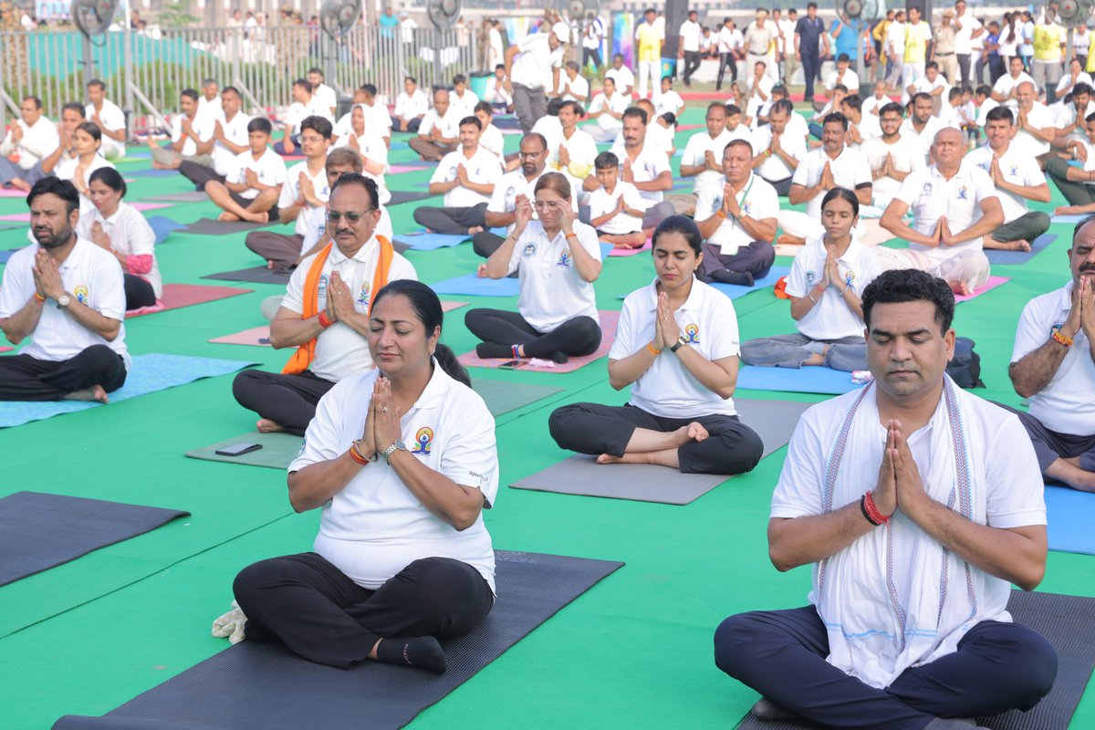 Delhi CM <a href="/gupta_rekha/">Rekha Gupta</a> Performing Yoga on the Day of #InternationalYogaDay2025.
