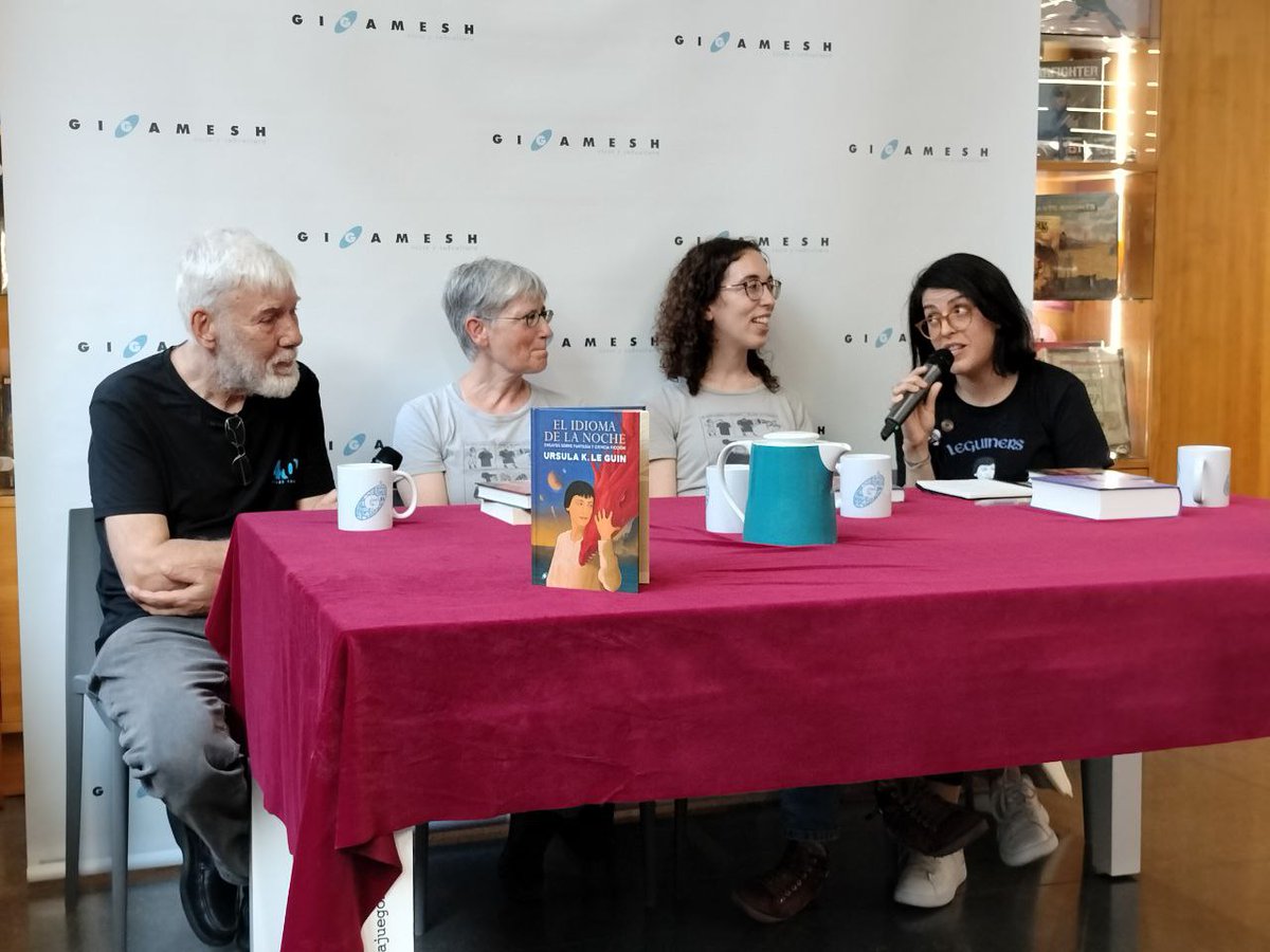 Librería Gigamesh (@gigameshtienda) on Twitter photo 🥳 Siguiendo con las celebraciones por el #Gigamesh40, <a href="/loredanavolpe/">Loredana Volpe</a> se reunió con las editoras y traductoras Irene Vidal, <a href="/AleJopCuervo/">Alejo Cuervo</a> y Ana Quijada para comentar "El idioma de la noche", de #UrsulaKLeGuin 📖🐉✨
Si te la perdiste, aquí la tienes 📺
youtube.com/live/RE6_ke9OE… 🥳 Siguiendo con las celebraciones por el #Gigamesh40, <a href="/loredanavolpe/">Loredana Volpe</a> se reunió con las editoras y traductoras Irene Vidal, <a href="/AleJopCuervo/">Alejo Cuervo</a> y Ana Quijada para comentar "El idioma de la noche", de #UrsulaKLeGuin 📖🐉✨
Si te la perdiste, aquí la tienes 📺
youtube.com/live/RE6_ke9OE…