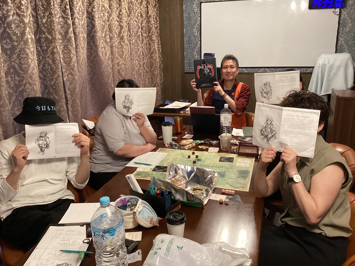 指輪物語TRPG卓、盛り上がっています！

大型の犬🐶？のようなモノを追い掛けて夜の森🌙に分け入った冒険者パーティ
剣⚔️は当たったけど弓🏹は惜しくも外してしまったそう

仕切り直した翌日に彼らが見たモノとは⁉️

撮影へのご協力ありがとうございました〜✨