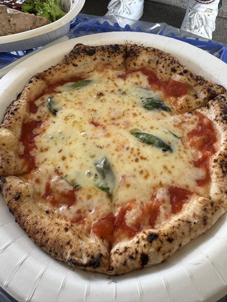 kappahancho47's tweet photo. 先日のかまいまちの放送観て、#PIZZAVAN さんのマルゲリータを食べた
キッチンカーとは思えない本格派だ🍕
#マリノススタグル https://t.co/p5b4TxMmII