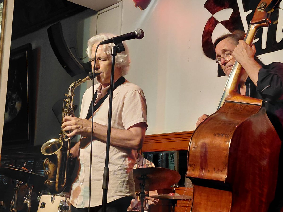Anoche, en <a href="/CafeCentralMad/">Café Central Madrid</a>, disfrutando con la música de CMS Trio. Todos, porque ellos también.