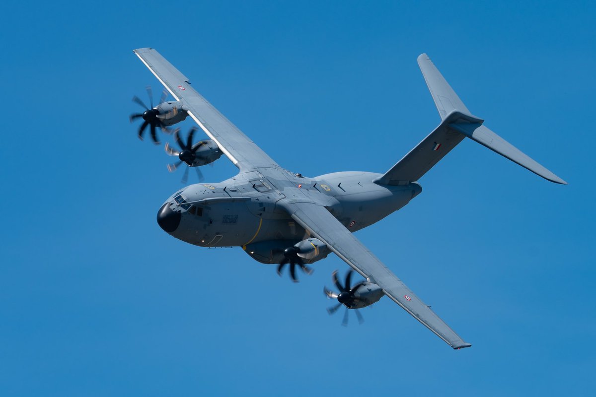 Bien entendu les ambassadeurs de <a href="/Armee_de_lair/">Armée de l'Air et de l'Espace</a> sont au rendez-vous du <a href="/SIAE_Official/">SIAE</a>  et ne déçoivent pas 😍✈️

#PAS25 #SalonDuBourget #rafale #A400M #avgeeks #aviationphotography