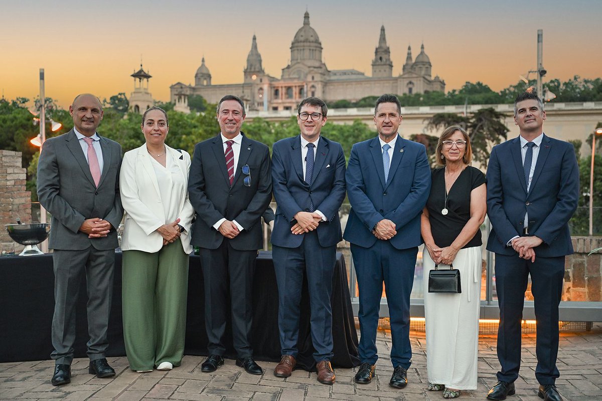 ✨ Celebración de la Fiesta Nacional 🇧🇪 en la terraza del <a href="/CaixaForum_CAT/">CaixaForum</a> con la comunidad belga en Cataluña. El cónsul <a href="/P_Brusselmans/">Pierre Brusselmans 🇧🇪</a> dio la bienvenida a J. Duch Guillot, consejero de <a href="/exteriorscat/">Unió Europea i Acció Exterior</a>.
🎨 Con visita privada a la expo #Rubens
🙏 ¡Gracias a patrocinadores y socios!