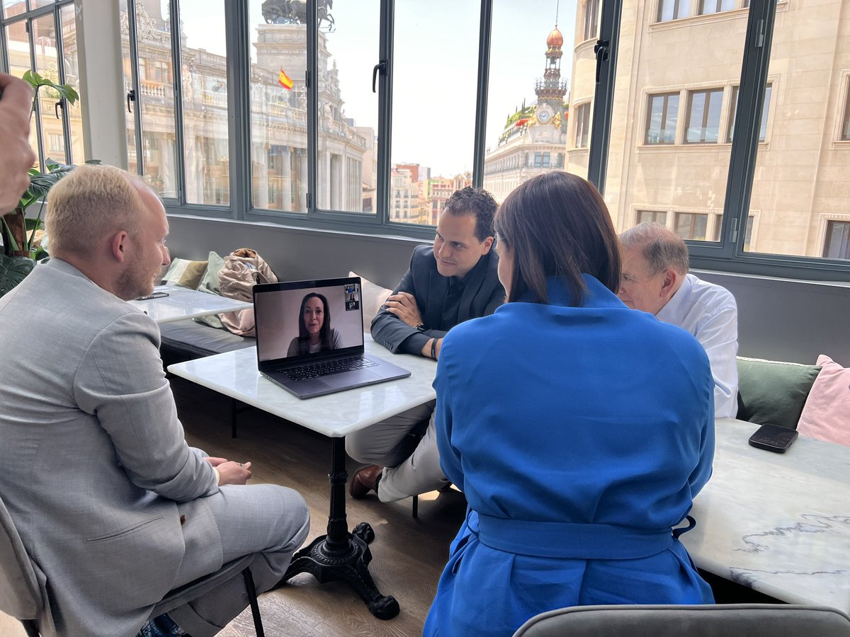 Dz_Kuchynski's tweet image. Historic meeting in Madrid between President-elects @EdmundoGU & @Tsihanouskaya w/ @MariaCorinaYA online. A personal honor to finally embrace mi amigo @Urruchurtu after 400 days held hostage.
Autocrats crumble when we’re united. Freedom isn’t a dream. It’s a force. ¡Venceremos!