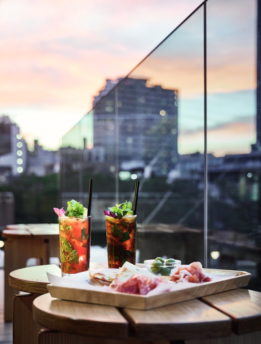 今日は #夏至。一年で最も昼が長く、日の入りが遅い時期とされています。

テラス席で徐々に夜に染まる空を眺めたり、のんびりとコーヒーやカクテルを楽しんだり。

みなさんはどんな風に、ロースタリー 東京で夕暮れのひとときを過ごしたいですか？