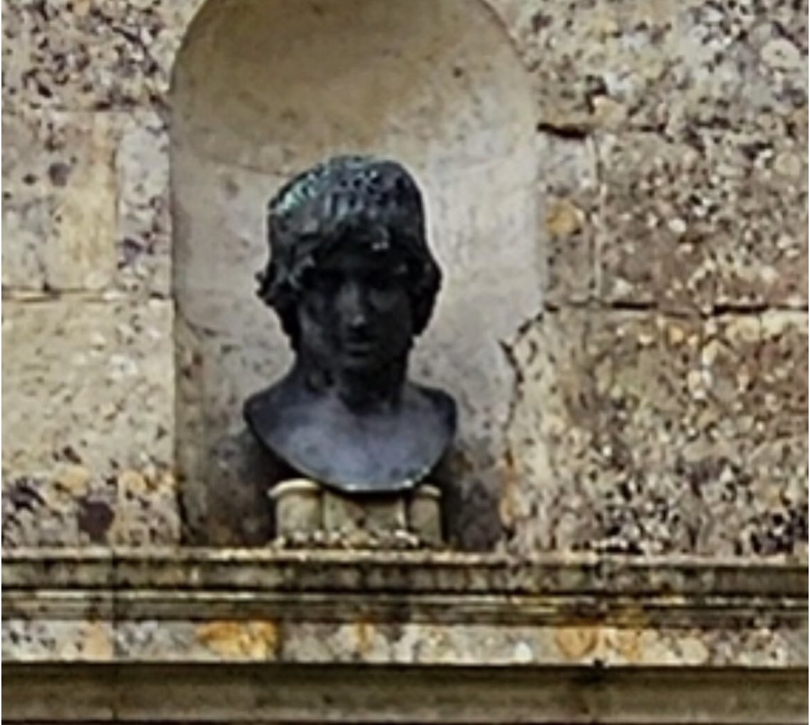 Marc_Allum's tweet image. The beautiful Iford Manor with is stunning gardens (local to  me) has been robbed of some of its iconic sculptures. 

Please contact Crimestoppers or your local police if you have any information on these items. Thanks. 🙏