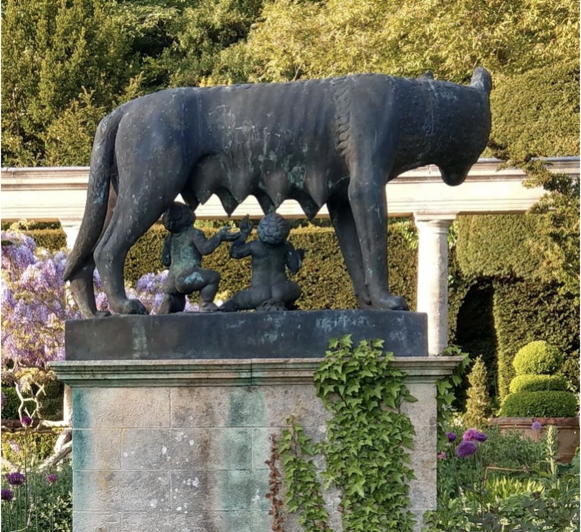 Marc_Allum's tweet image. The beautiful Iford Manor with is stunning gardens (local to  me) has been robbed of some of its iconic sculptures. 

Please contact Crimestoppers or your local police if you have any information on these items. Thanks. 🙏