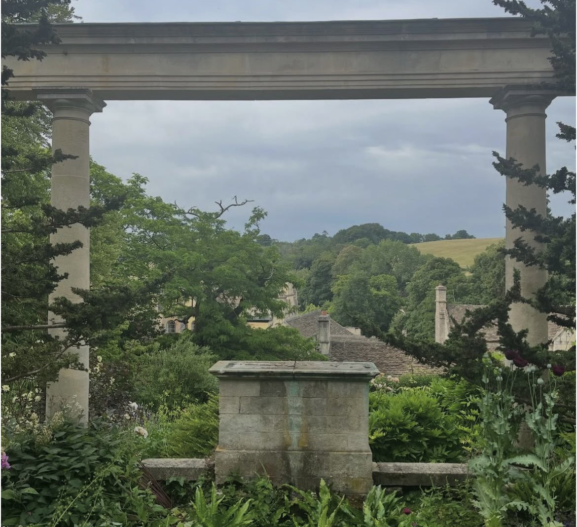 Marc_Allum's tweet image. The beautiful Iford Manor with is stunning gardens (local to  me) has been robbed of some of its iconic sculptures. 

Please contact Crimestoppers or your local police if you have any information on these items. Thanks. 🙏