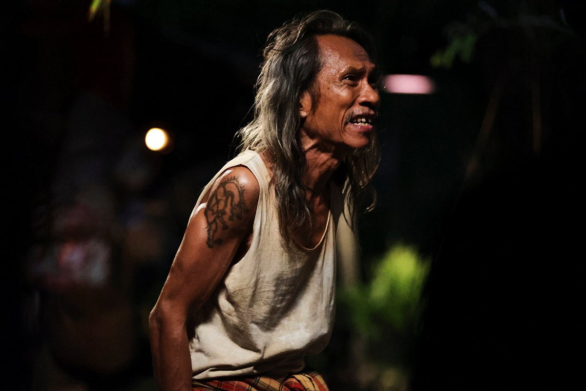 #ห่าก้อม #movietwit หนังสื่อให้เห็นระหว่างคนกับผีอะไรที่น่ากลัวกว่ากัน และหนังยังมีการจิกกัดสังคมไม่ว่าจะในเรื่องของชนชั้นและอำนาจของเงินที่เมื่ออยู่ในมือของคนที่ผิดจะเป็นยังไง และยังได้ตีความผีปอบเปรียบเสมือนความชั่วร้ายที่คอยกัดกินจิตใจทำให้เข้าสู่ด้านมืดหรือด้านที่ผิดได้