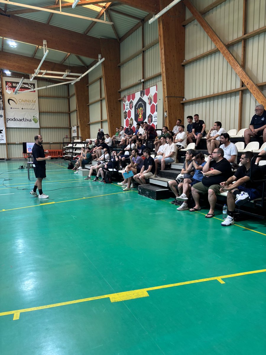 aaeeb_aragon's tweet image. 9:15h hemos empezado!
5 out en formación - Dani Rubio