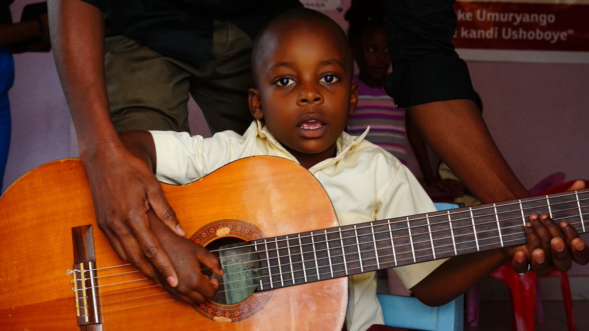 Umwana wese yagombye kwitabwaho  n'igitsina gabo hamwe n'igitsina gore! Akabona yemewe, akumzwe n'impande zombi. Bizamwuzuza mu mbamutima. <a href="/Rwanda_Child/">National Child Development Agency | Rwanda</a> <a href="/RwandaGender/">Ministry of Gender & Family Promotion | Rwanda</a> <a href="/unicefrw/">UNICEF Rwanda</a> <a href="/SCIRwanda/">Save the Children Rwanda & Burundi</a> <a href="/PlanRwanda/">Plan International Rwanda</a> <a href="/nrs_rwanda/">NATIONAL REHABILITATION SERVICE</a>