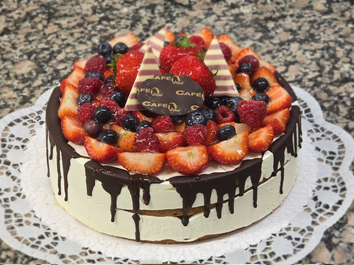 Cukrář Dlask (@cafedlask) on Twitter photo Sobotní zakázkové dortíky. Sobotní zakázkové dortíky.