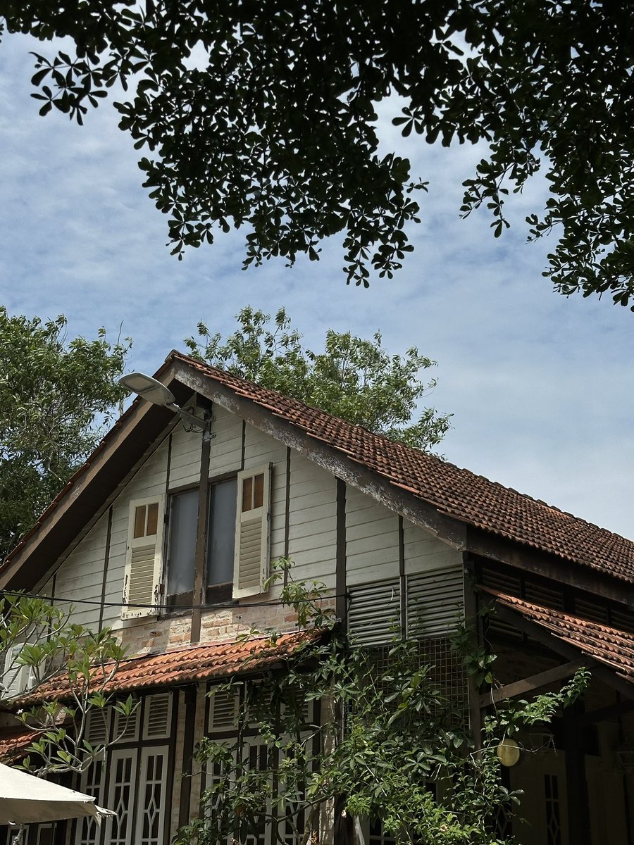 Dah biasa sendiri.

📍The Coffee Cottage, Nibong Tebal, Penang