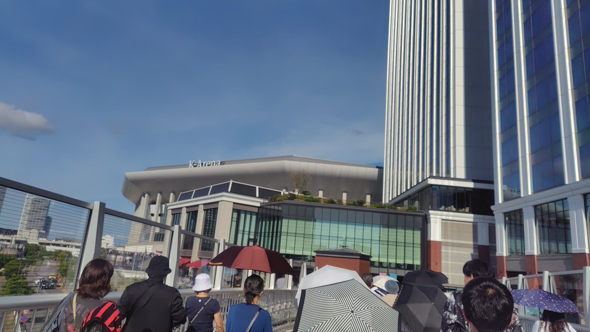 junjun417's tweet image. やばい。
B'zとイエモンのライブにきてるんだけど、アリーナの結構前の方だった！（席は入場しないとわからかい）
こんなことなら厚底履いてくるんだった！！（男の人多いから）
誰か週刊ジャンプもってないかな？！3冊くらい（ぇ）
アサヒのブースでビールものんでわくわくです！