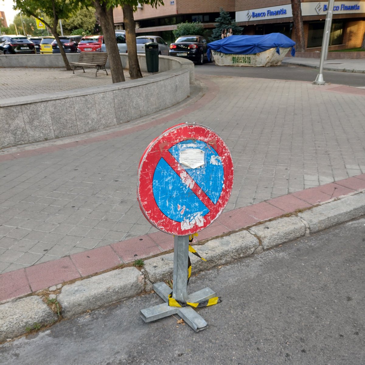 Menéndez Pelayo lleno de señales de prohibido aparcar, donde ya ni rellenan fechas o motivo.
Nadie al volante o despotismo, lo mismo da <a href="/JMDretiro/">JMDretiro</a> 
#LaCiudadQueNoQuieres