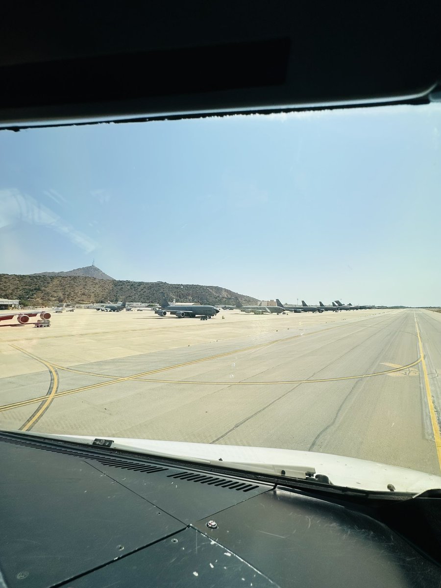 Vous vous souvenez des captures d’écran de flight radar de tous les ravitailleurs américains en partance pour l’Europe ? 

Ben ils sont là :