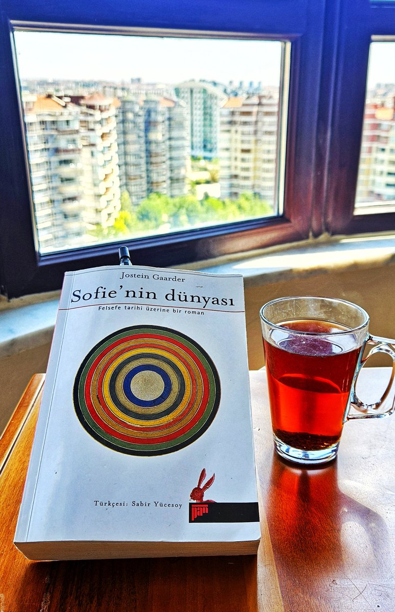 “Kim olduğunu bilmeden ne yapacağını bilemezsin.”

📖 Sofie’nin Dünyası – Jostein Gaarder

Felsefenin binlerce yıllık yürüyüşüne bir çocuğun merakıyla tanık olmak… Jostein Gaarder bu romanıyla yalnızca felsefi düşünceyi değil, merakın ve sorgulamanın insanı nasıl dönüştürdüğünü