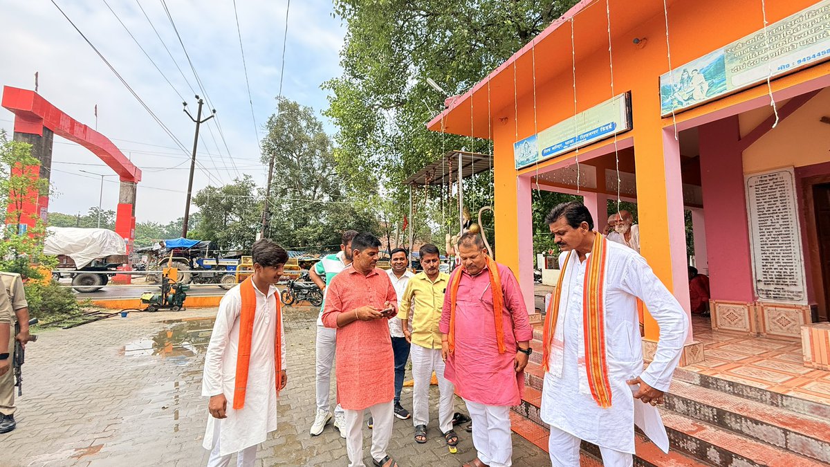 अपने विधानसभा क्षेत्र डुमरियागंज के मिठवल मंडल में शिवनगर (डिड़ई) स्थित कार्यालय पर जनता दर्शन।