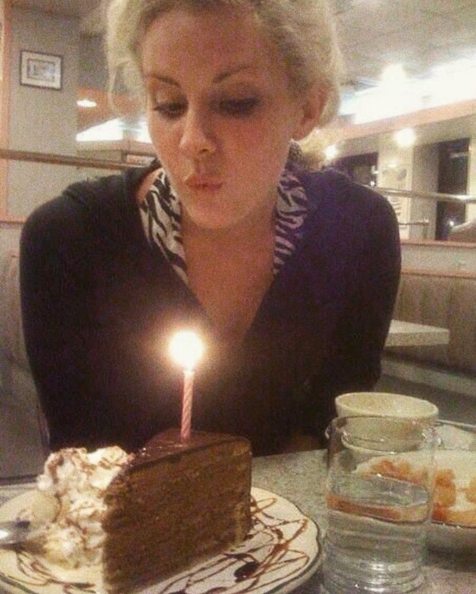 Bbodyelectric14's tweet image. Happy 40th birthday Lizzy, we love you 🎀