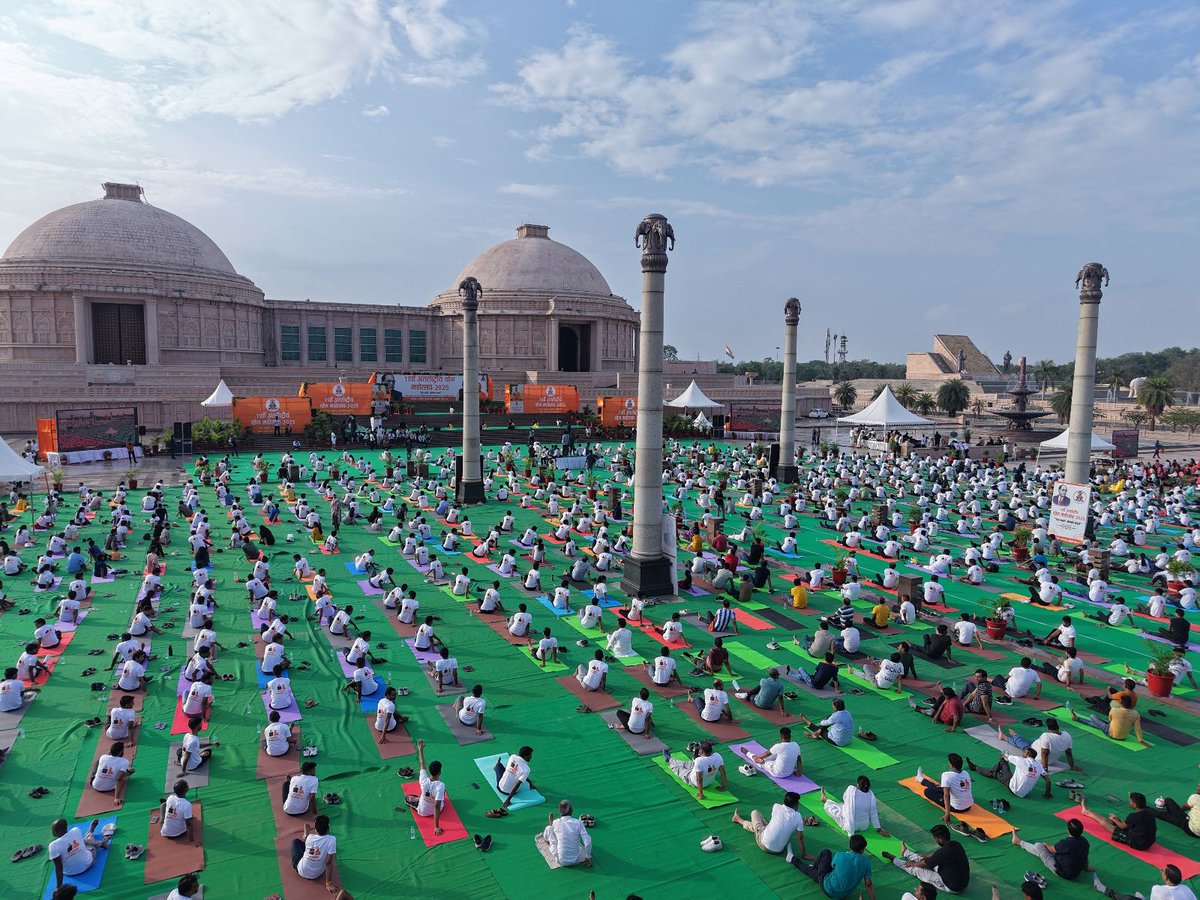 NeerajSinghSays's tweet image. 🧘‍♂️✨ ११वाँ अंतर्राष्ट्रीय योग दिवस | लखनऊ ✨🧘‍♀️
२१ जून २०२५ को आयोजित भव्य योग कार्यक्रम सफलतापूर्वक सम्पन्न हुआ।

इस आयोजन की शोभा बढ़ाने के लिए हमारे मुख्य अतिथि आदरणीय श्री धर्मपाल जी सहित अन्य गणमान्य अतिथियों की उपस्थिति और मार्गदर्शन के लिए हम हृदय से आभार व्यक्त करते हैं।