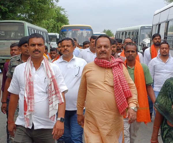 vinaybjpbihar's tweet photo. जसौली (सिवान) में आयोजित माननीय प्रधानमंत्री श्री @narendramodi जी की ऐतिहासिक जनसभा में सहयोगी साथियों के साथ उपस्थित होकर उनका मार्गदर्शक एवं उत्साहवर्धक संबोधन सुना।
माननीय प्रधानमंत्री जी के हर शब्द में था विकास का संकल्प, हर पंक्ति में जनकल्याण की प्रतिबद्धता।
#PMModiInSiwan https://t.co/qeSKBK13ke