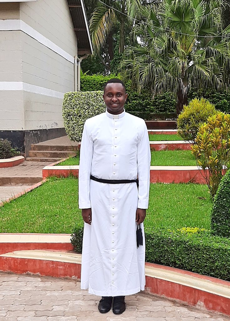 SalekwaJ's tweet image. Unganeni na mimi wapendwa kumshukuru Mungu kwa kutimiza miaka 10 ya maisha ya kitawa. Siku kama ya leo mwaka 2015 niliweka Nadhiri ya Utii, Usafi wa Moyo na Ufukara huko Magamba Tanga na kuwa Mmisionary wa Shirika la Roho Mtakatifu. Niombeeni nizidi kudumu kiaminifu ktk wito huu.