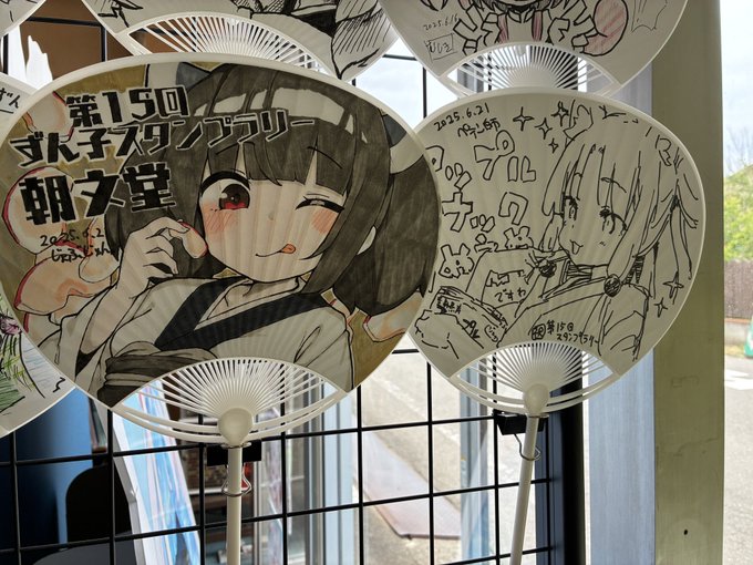 同行してるじょぶじゅんさんがすごいクオリティのうちわ描いてらっしゃった、せっかくなんで自分もアップルスナック食べた感想を投下してきましたわ 