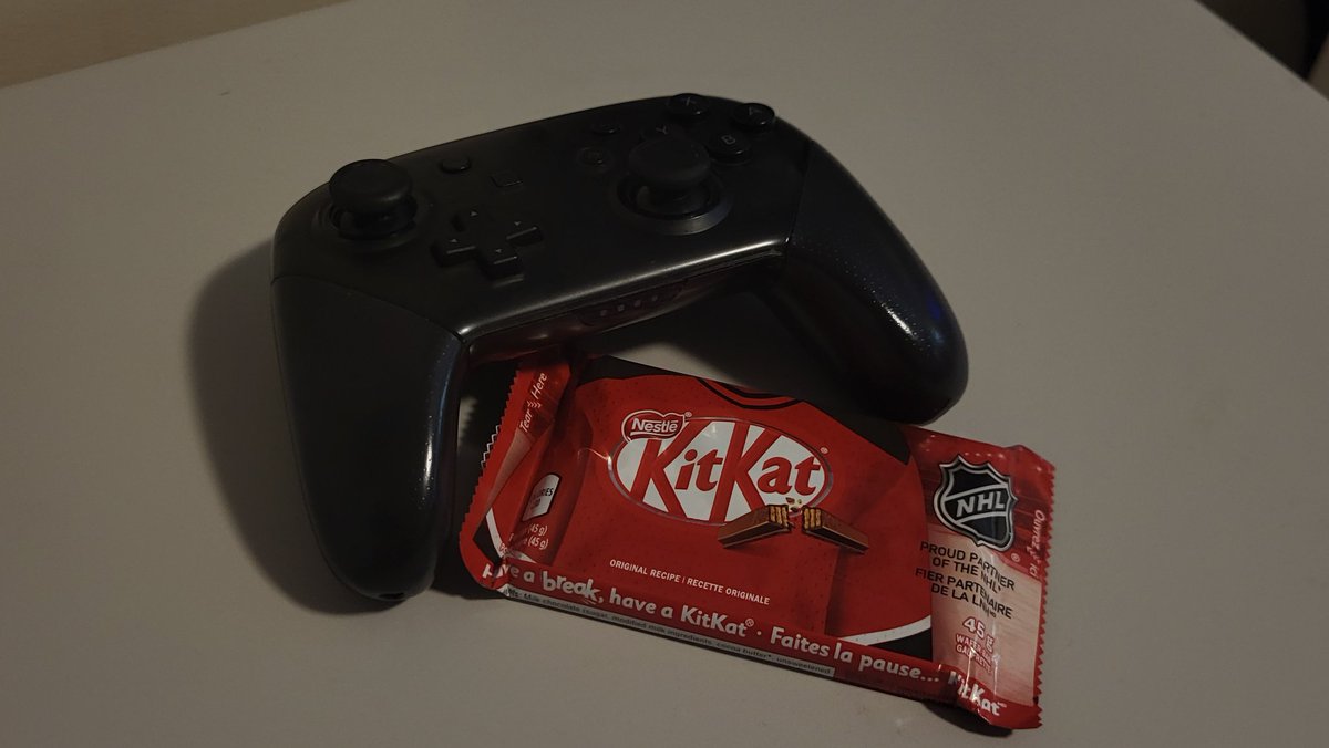 controller dead but i have tourney tmr but <a href="/kakiokaaa/">kakioka</a> commuted like 1 hr to lend me his controller + a kitkat LMAO yay