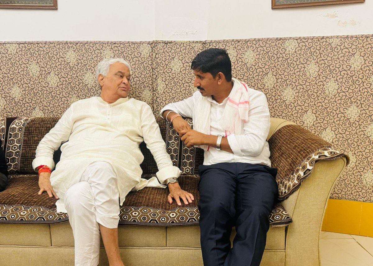 उदयपुर सर्किट हाउस में वर्तमान कृषि मंत्री किरोड़ीलाल मीणा से शिष्टाचार मुलाकात हुई। आदिवासी बाहुल्य क्षेत्र में कृषि विभाग की विभिन्न योजनाओं को लेकर विस्तृत चर्चा की। उनके द्वारा उदयपुर में फर्जी खाद बीज गोदामों पर की जा रही कार्यवाही सराहनीय है।