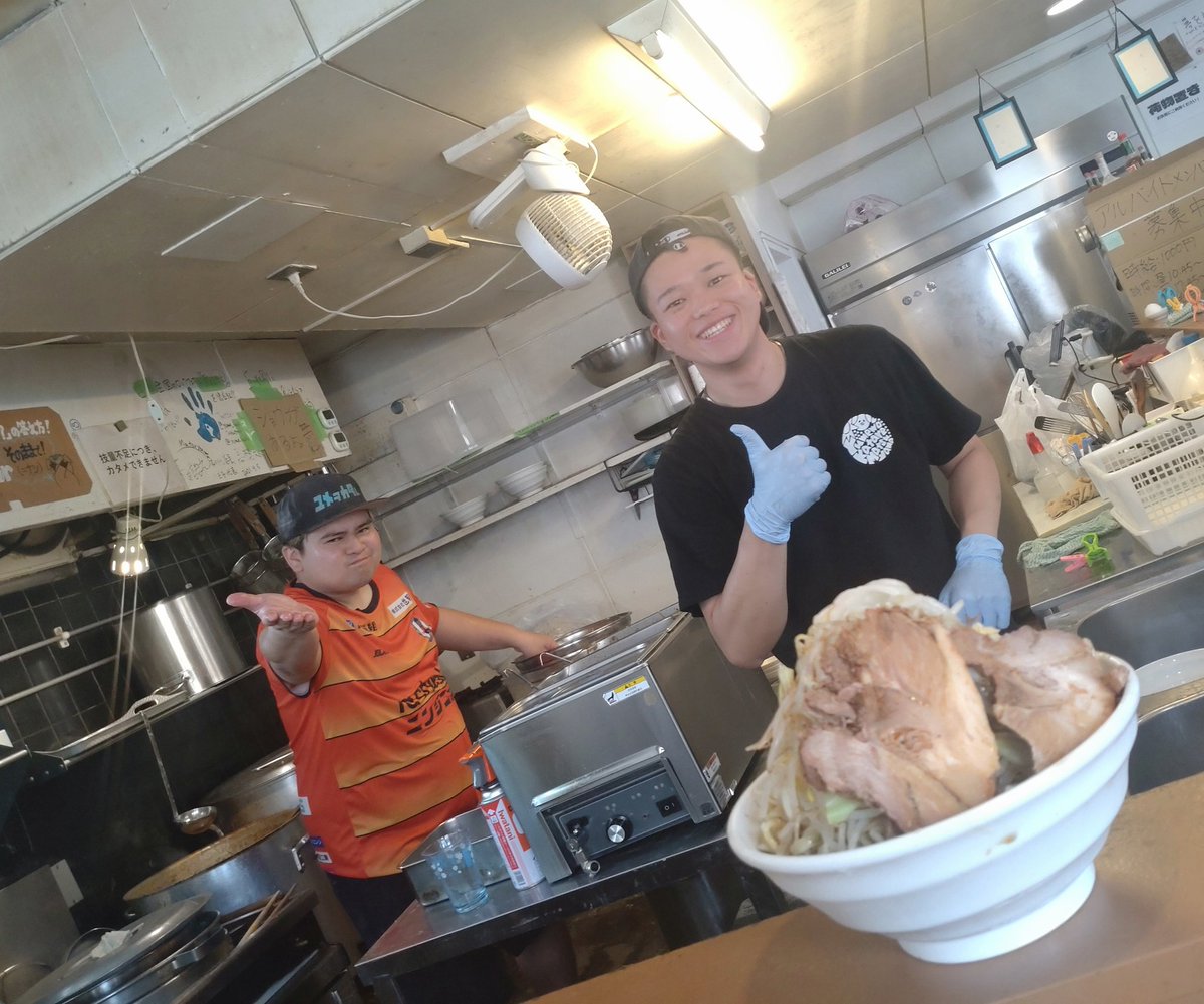 #夢を語れ松山
限定冷やし300、全マシ、豚ハーフ

暑い中で食べる冷やしは、さっぱりの中に節のきいたスープがからんで、のどごしよくペロリ。
これが食べられなくなると思うと、ほんま辛い。あと一回。感謝を込めて一杯を味わいたい。