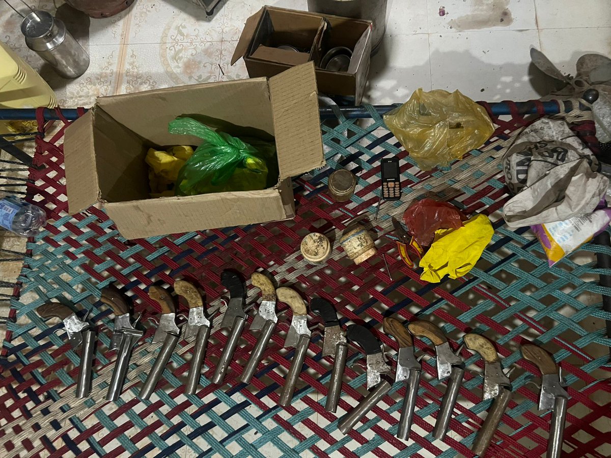 सिकलीगर के विरुद्ध प्रभावी कार्यवाही-
धार जिले के गंधवानी में अवैध फायर आर्म्स निर्माण की फैक्ट्री को किया ध्वस्त,1 सिकलीगर गिरफ़्तार कुल 23 देशी कट्टे, सहित अवैध शस्त्र बनाने के भारी मात्रा में उपकरणों को पुलिस ने किया जप्त <a href="/CMMadhyaPradesh/">Chief Minister, MP</a> <a href="/DGP_MP/">DGP MP</a> <a href="/IGP_INDORE/">IG INDORE (RURAL)</a> <a href="/MPPoliceDeptt/">Madhya Pradesh Police</a>