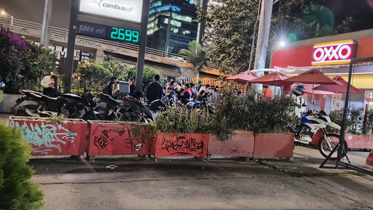 ¿Quién controla el bar, bailadero, consumidero de droga, baño público y demás que funciona en la noche en la bomba de la NQS con 19?
<a href="/PoliciaBogota/">Policía Metropolitana de Bogotá</a> <a href="/Alca_Martires/">Alcaldía Local de Los Mártires</a> <a href="/GobiernoBTA/">Secretaría de Gobierno</a>