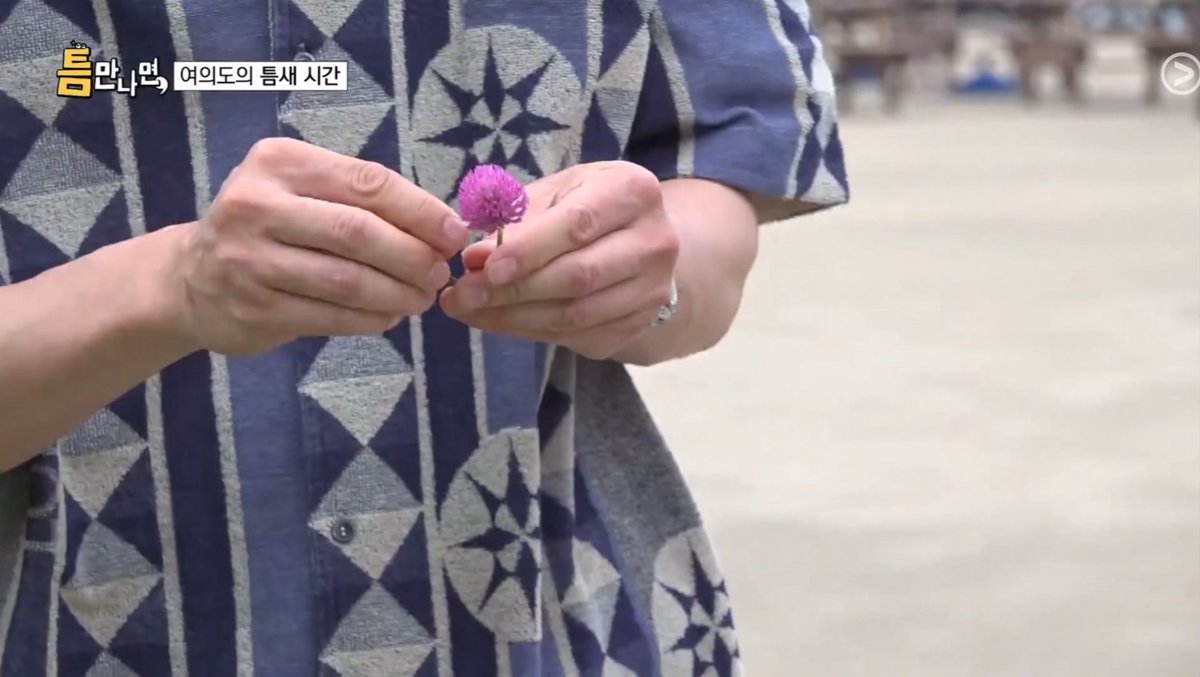 myysyoo_'s tweet photo. Pretty flower ring made by Yeonseokie 🌸💍

#유연석 #YooYeonSeok #WheneverPossible #틈만나면 https://t.co/QYricRpWLe