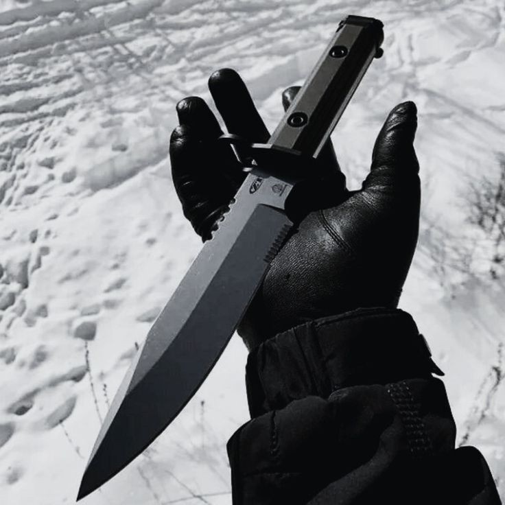 손에 잡힌 무기가 아무리 가벼워도 무거웠던 시절이 있었다.