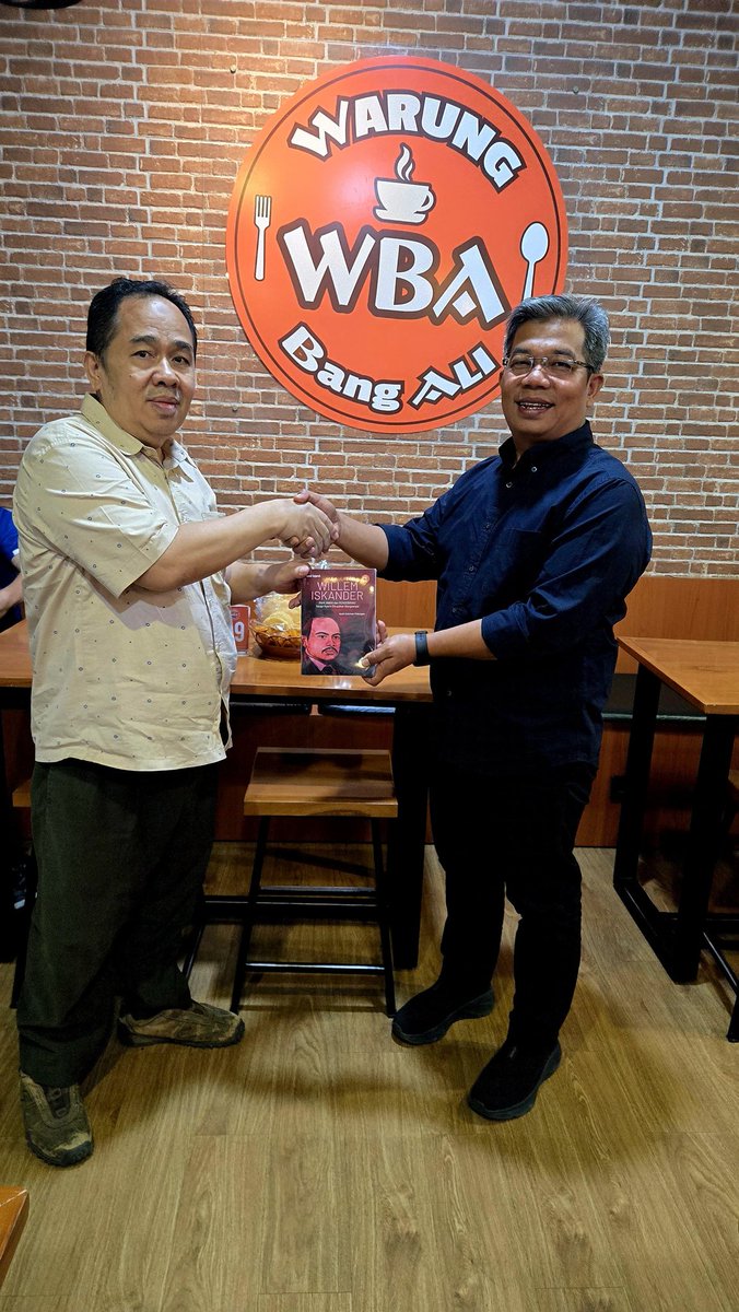 Memory tadi malam bersama para sahabat dari masa SMP, #PerkumpulanSiregarDunia, dan pegiat pengembangan peradaban #Mandailing dan #Angkola, yang terilhami #WillemIakander Bintang Terang yang membawa pencerahan Ilmu Pengetahuan Modern ke #TanoTAPANULI hampir 200 tahun lalu