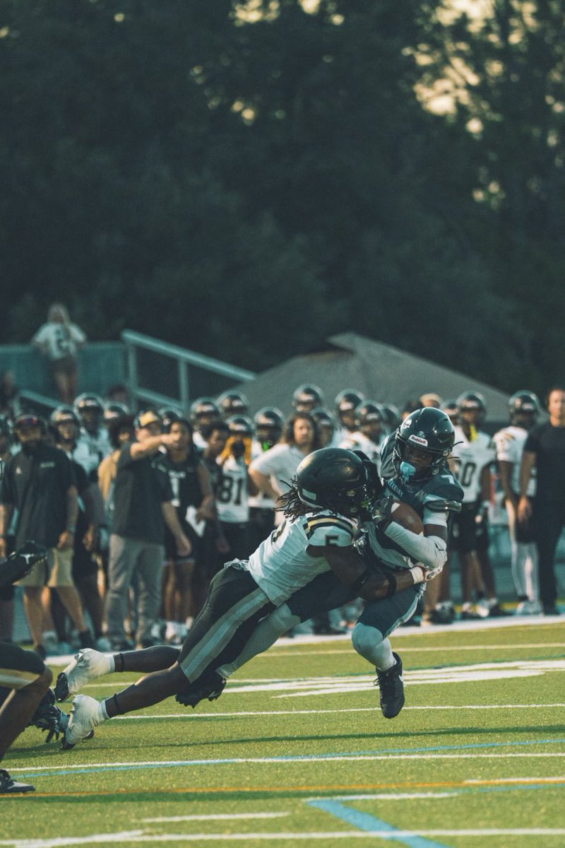 calebyoungjr_2's tweet image. This is a visual representation of what a true ball player looks like. All you 7on7 merchants love to look good without pads, come find out how 6ft 200lbs feel.
You can find me at NE 8th Ave on Fridays 😎
#Cinco
