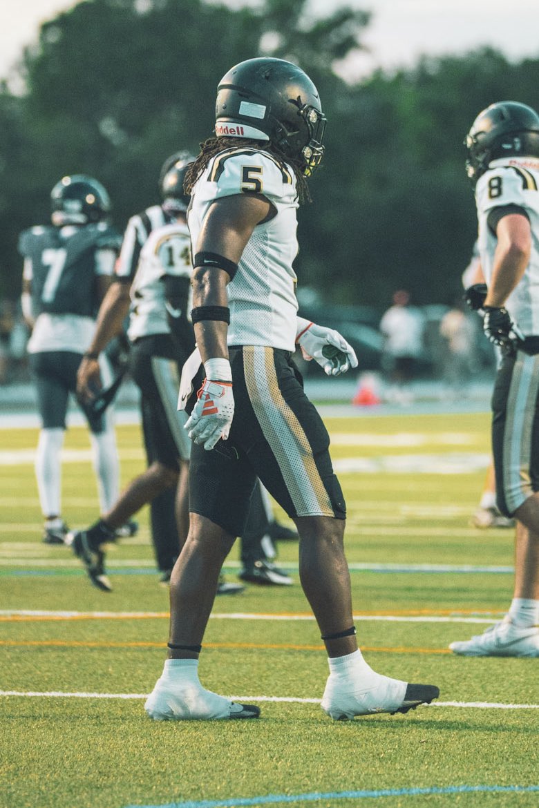 calebyoungjr_2's tweet image. This is a visual representation of what a true ball player looks like. All you 7on7 merchants love to look good without pads, come find out how 6ft 200lbs feel.
You can find me at NE 8th Ave on Fridays 😎
#Cinco