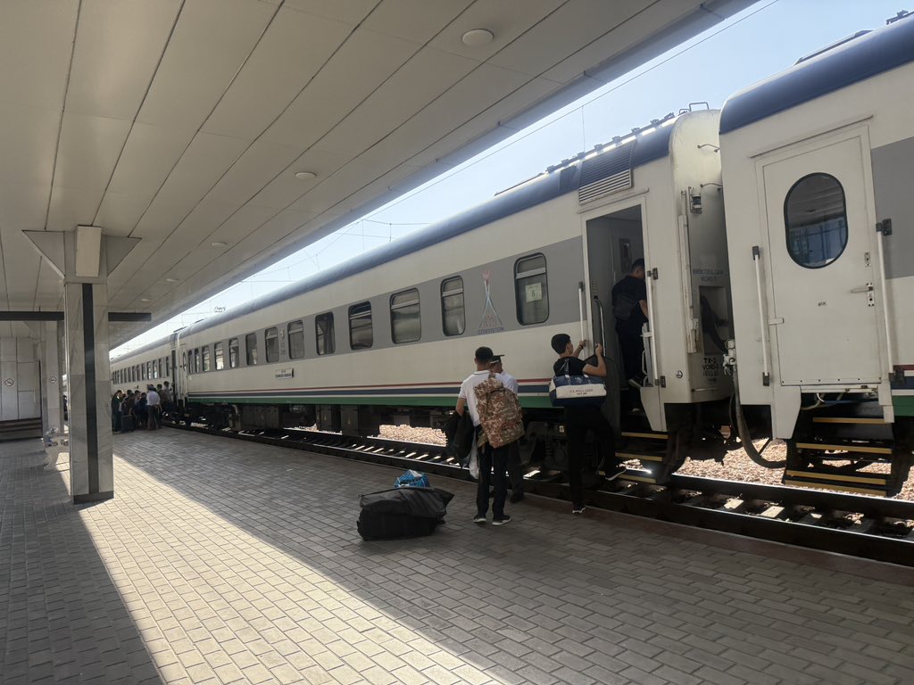 Tozan_Neko_Moo's tweet photo. 出発だにゃ🐾🚞
#むー旅
#mootrip
#旅行好きな人とつながりたい
#旅行好きな猫とつながりたい
#ウズベキスタン
#世界の車窓から https://t.co/WKankIoY6W