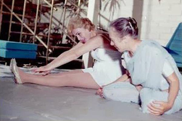 1950s :: Hollywood Actress Marilyn Monroe Learning Yoga  From  Indra Devi  #YogaDay