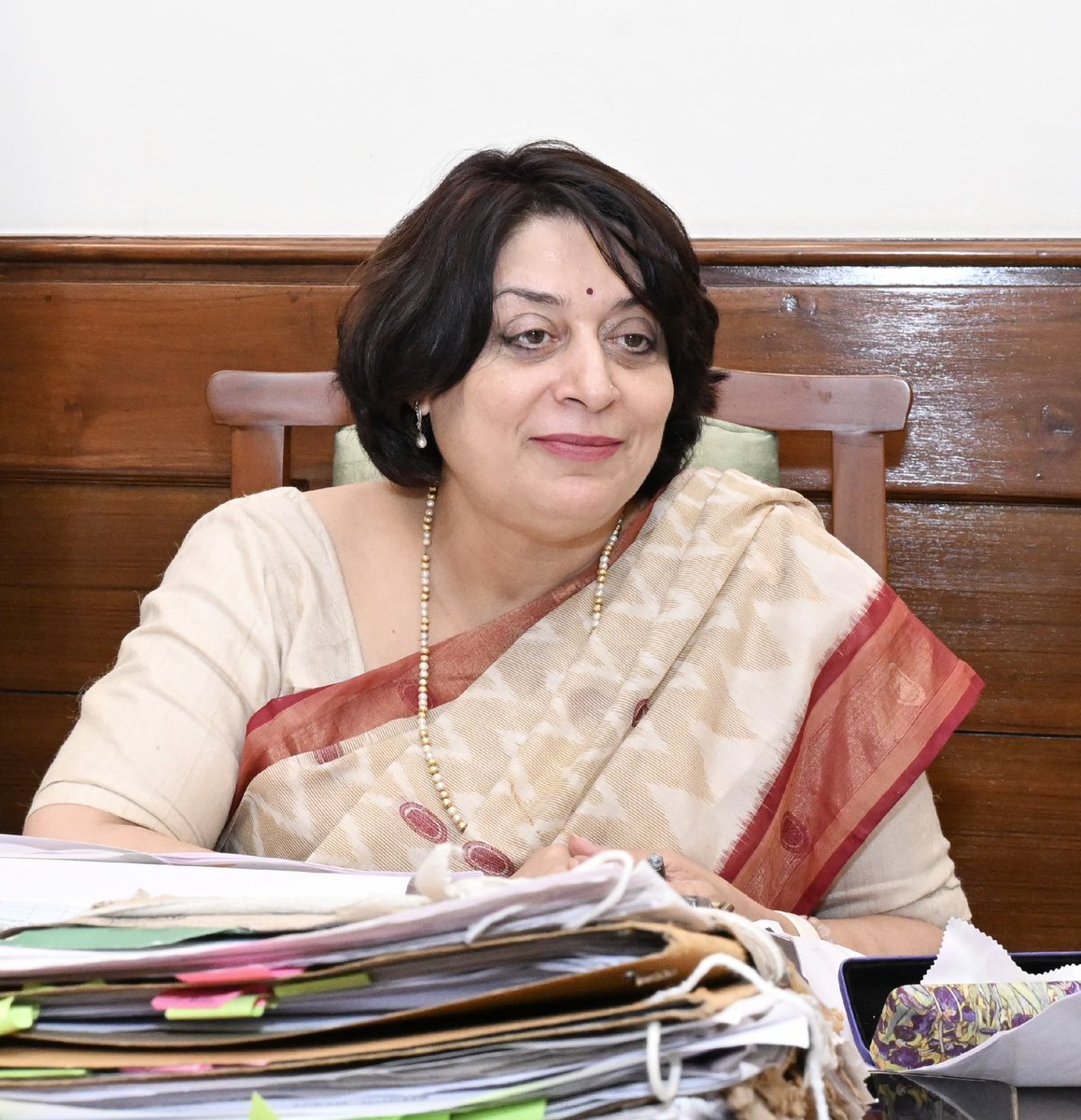 Dr Sumita Misra IAS (@sumitamisra) on Twitter photo рд╕реВрд░рдорд╛ рдирд╣реАрдВ рд╡рд┐рдЪрд▓рд┐рдд рд╣реЛрддреЗ,
рдХреНрд╖рдг рдПрдХ рдирд╣реАрдВ рдзреАрд░рдЬ рдЦреЛрддреЗ,
рд╡рд┐рдШреНрдиреЛрдВ рдХреЛ рдЧрд▓реЗ рд▓рдЧрд╛рддреЗ рд╣реИрдВ,
рдХрд╛рдБрдЯреЛрдВ рдореЗрдВ рд░рд╛рд╣ рдмрдирд╛рддреЗ рд╣реИрдВред
- рд░рд╛рдордзрд╛рд░реА рд╕рд┐рдВрд╣ рджрд┐рдирдХрд░ рд╕реВрд░рдорд╛ рдирд╣реАрдВ рд╡рд┐рдЪрд▓рд┐рдд рд╣реЛрддреЗ,
рдХреНрд╖рдг рдПрдХ рдирд╣реАрдВ рдзреАрд░рдЬ рдЦреЛрддреЗ,
рд╡рд┐рдШреНрдиреЛрдВ рдХреЛ рдЧрд▓реЗ рд▓рдЧрд╛рддреЗ рд╣реИрдВ,
рдХрд╛рдБрдЯреЛрдВ рдореЗрдВ рд░рд╛рд╣ рдмрдирд╛рддреЗ рд╣реИрдВред
- рд░рд╛рдордзрд╛рд░реА рд╕рд┐рдВрд╣ рджрд┐рдирдХрд░