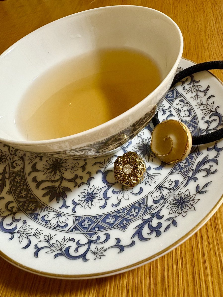 Es apmeklēju antīkais tirgus.
♦︎Tējas krūze:1950’s Japāna(Noritakes)
♦︎Pogas:Vācija(es izmantot kā aksesuārus)