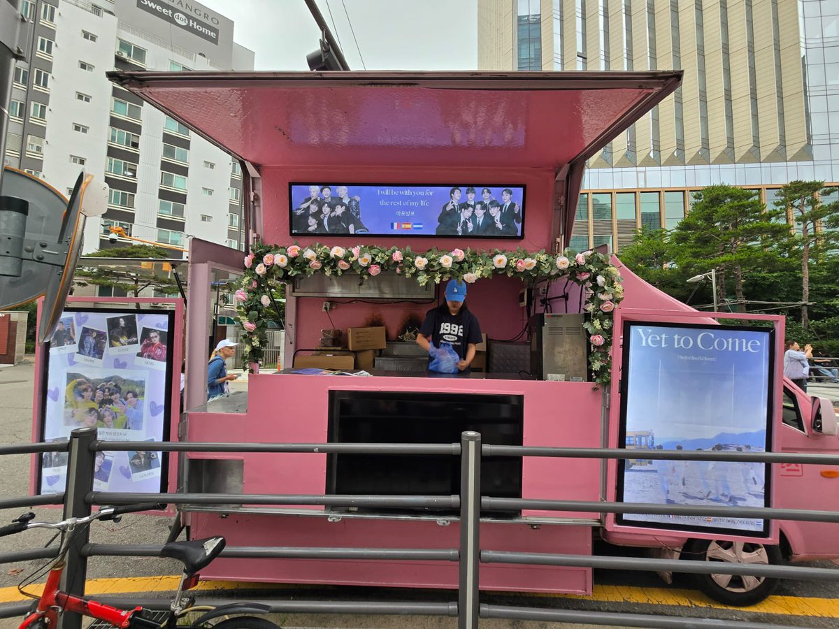 ArmyBaguettePro's tweet image. ARMY !!! 💜

✨ Aujourd’hui, un food truck spécial vous attend derrière Hybe devant le CU, de 12h à 17h (KST), pour célébrer ensemble le Spring Day Project 🌸 et souhaiter la bienvenue à BTS de leur service militaire 💫

Ce projet est réalisé en collaboration avec @BTS_inSpain2…