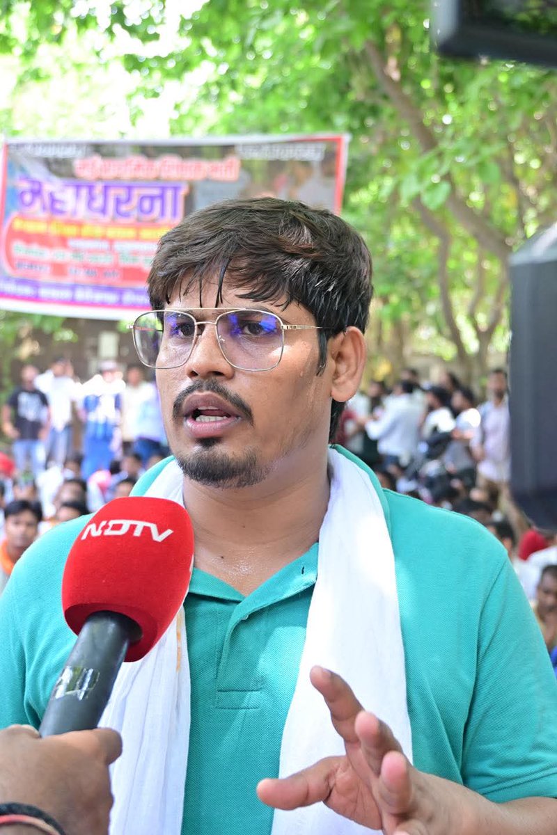 radhikayad_v's tweet image. अभी नहीं तो कभी नहीं 

भाजपा युवा विरोधी सरकार है 27 में इसे पूरे प्रदेश के युवा भगाएंगे।
ये तानाशाही नही चलेगी,
शराब की दुकान ज्यादा खुलवा रहे , और शिक्षा के मंदिर को भस्म करवा देंगे ये है इनकी सोची समझी चाल 
#Isupport_RajatSingh
 #Release_RajatSingh