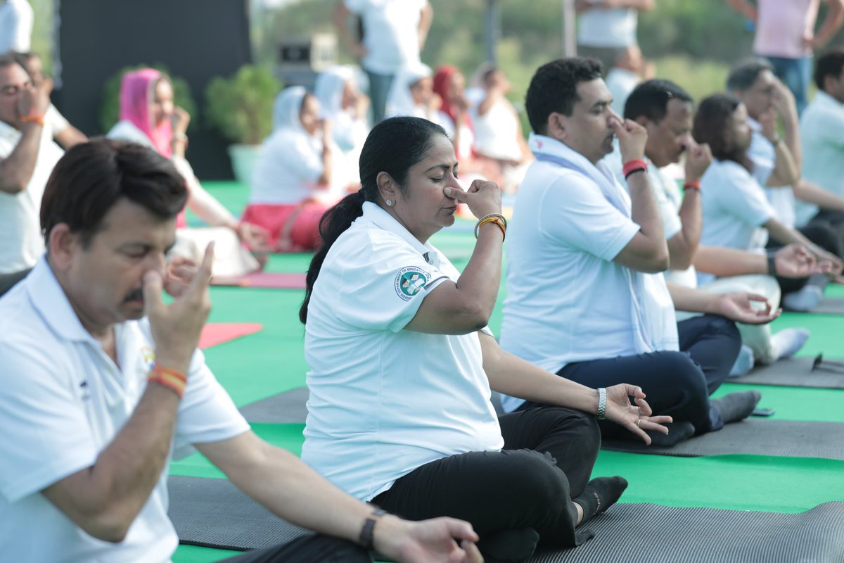 आज अंतरराष्ट्रीय योग दिवस के अवसर पर मुख्यमंत्री श्रीमती <a href="/gupta_rekha/">Rekha Gupta</a>, सांसद श्री <a href="/ManojTiwariMP/">Manoj Tiwari</a> एवं कैबिनेट मंत्री श्री <a href="/KapilMishra_IND/">Kapil Mishra</a> ने सोनिया विहार में यमुना जी के तट पर योग किया।

#YogaDay