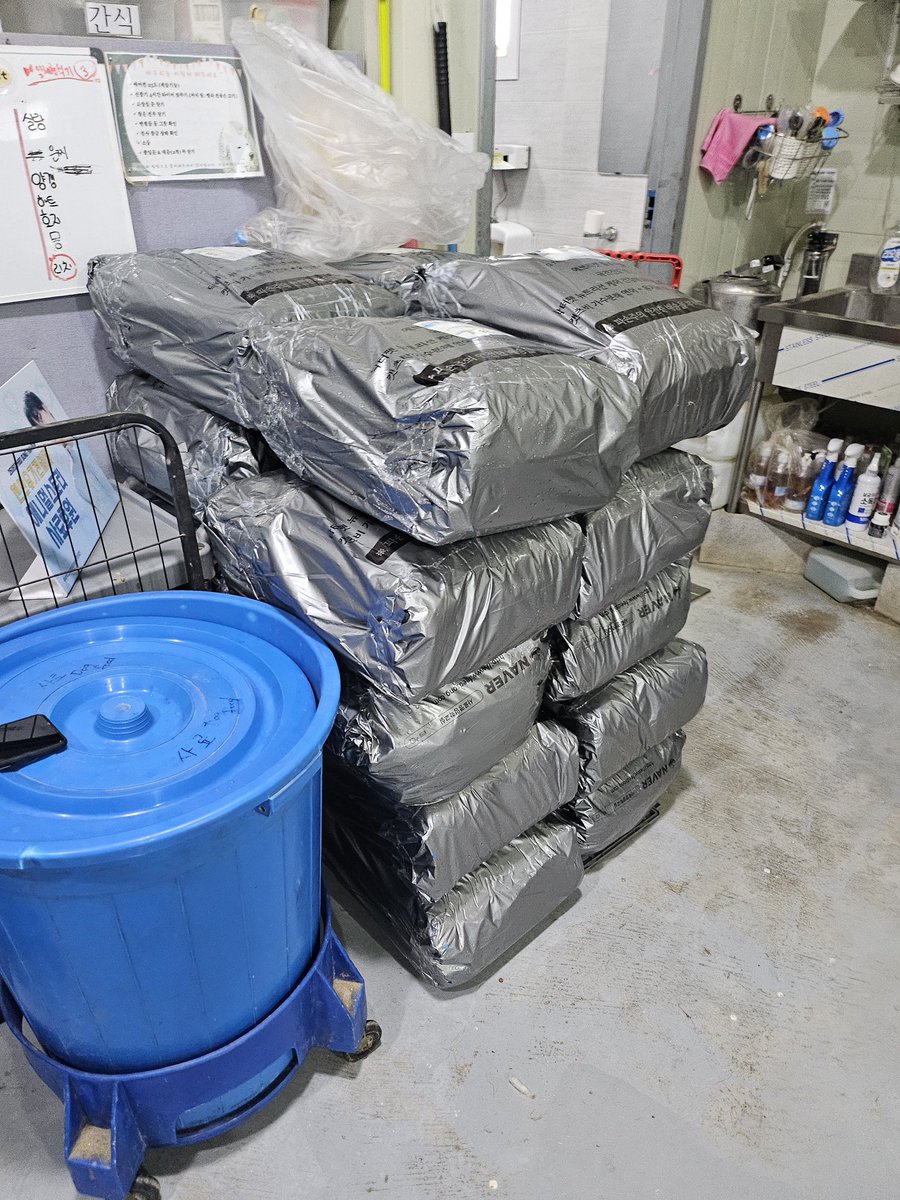 Sung Hanbin’s fan club has done it again!! Thank you so much to Zerobaseone (ZB1) and their fan clubs for donating dog food to our shelter. Every single pebble counts. We are so grateful for your kindness and love! ❤️