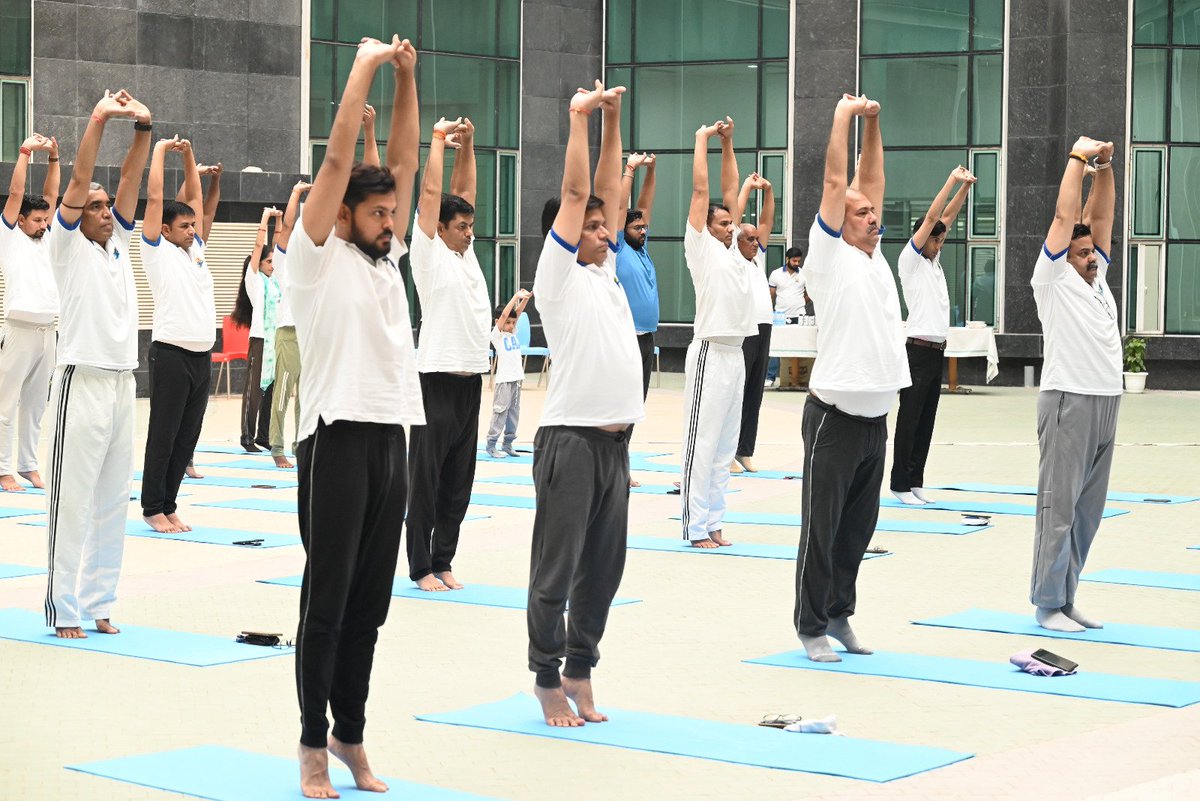 BcasHq's tweet photo. On #InternationalDayOfYoga 2025, @BcasHq reaffirms its commitment to wellness, balance, and inner strength.
Just as we secure our skies, let us nurture our minds and bodies through the power of yoga.
#IDY2025 #YogaForWellbeing #BCASIndia @moayush @Pib_MoCA https://t.co/Jkqai8ZNm1