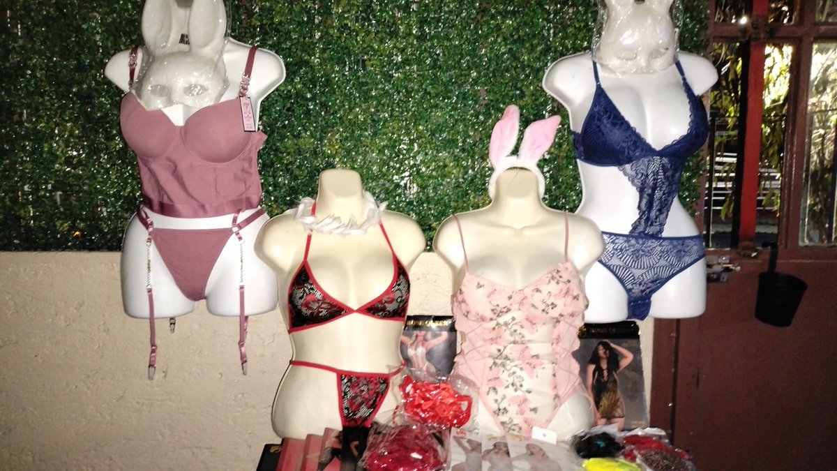 Ya listos en el evento de camisas mojadas con los amigos y anfitriónes <a href="/MaximusSwinger2/">Maximus Swinger</a> .