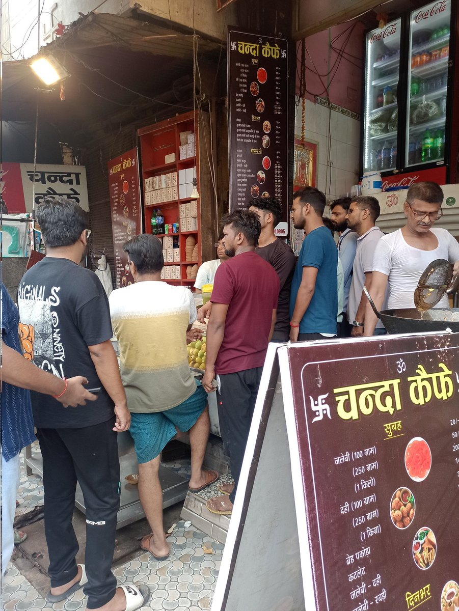 alokrpyadav's tweet image. जीवंत शहर हमेशा अपने धुन में होता है।सुबह सुबह कटरा में दही जलेबी के लिए लाइन लगी हुई है।
#Prayagraj #Allahabad #DahiJalebi