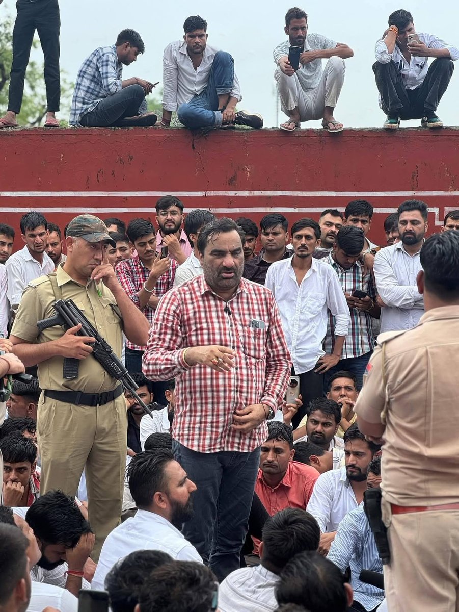 आज इस शक्श के लिए मेरे पास शब्द नहीं है 
वो भीगता रहा लड़ता रहा 
🙏🙂
संघर्ष को सलाम 
अभी भी वक्त है अपनो को पहचानो